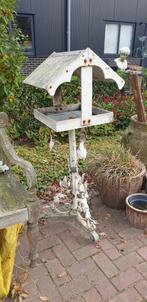 Vogelhuis op sierlijke ijzeren voet, h 135 cm, Ophalen