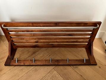 Vintage houten wandkapstok en hoedenplank met metalen haken beschikbaar voor biedingen