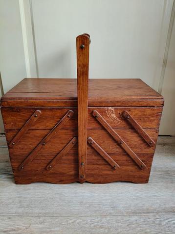 Vintage houten naaidoos  beschikbaar voor biedingen