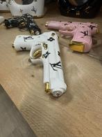 Zwart/roze/wit pistool porselein met bladgoud en swarovski, Ophalen of Verzenden