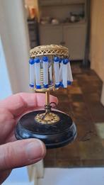 POPPENHUIS ANTIEK LAMPJE MET GLAZEN PEGELTJES, Ophalen of Verzenden