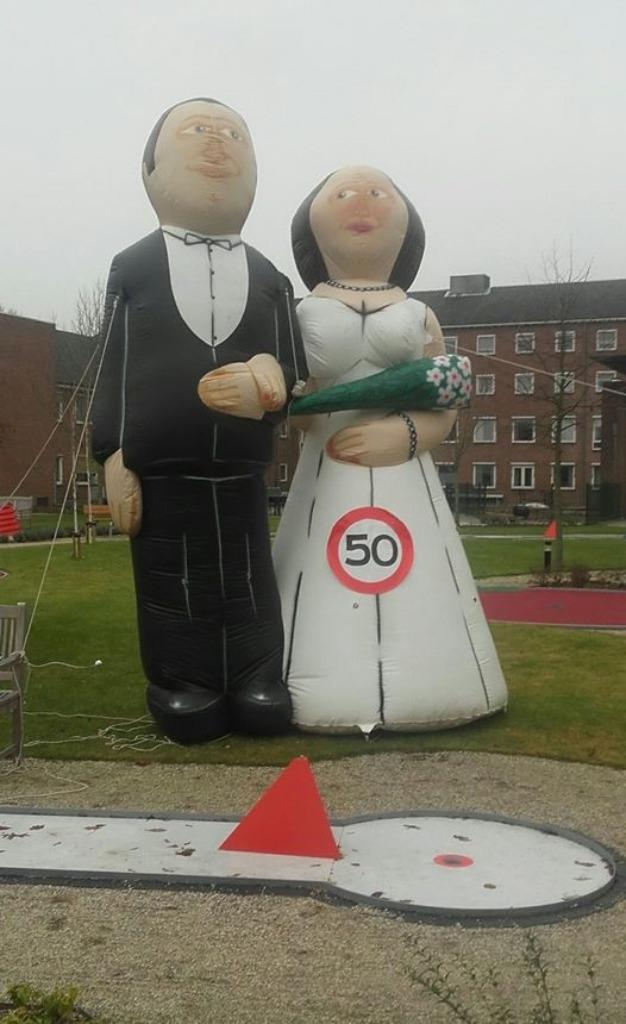 bruidspaar echtpaar 25 jaar getrouwd te huur huren verhuur, Hobby en Vrije tijd, Feestartikelen | Verhuur, Nieuw, Overige, Ophalen of Verzenden