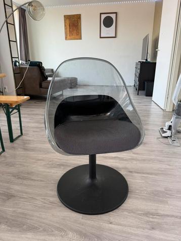 Moderne design draaistoel – transparant met zwarte voet  beschikbaar voor biedingen