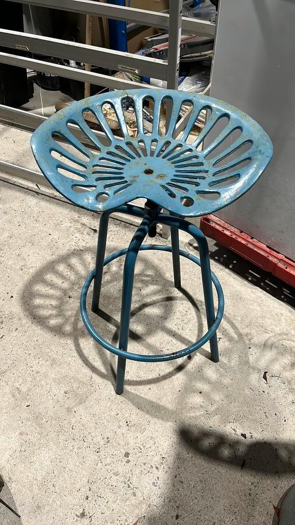 Barkruk blauw trekker zitting staal 10x, Huis en Inrichting, Barkrukken, Zo goed als nieuw, 60 tot 90 cm, 1 kruk, Ophalen