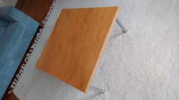 Mooie houten salontafel met ijzeren poten beschikbaar voor biedingen