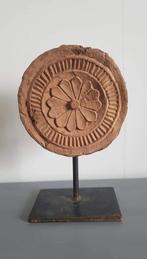 Rond houten ornament met metalen voet, Ophalen, Zo goed als nieuw