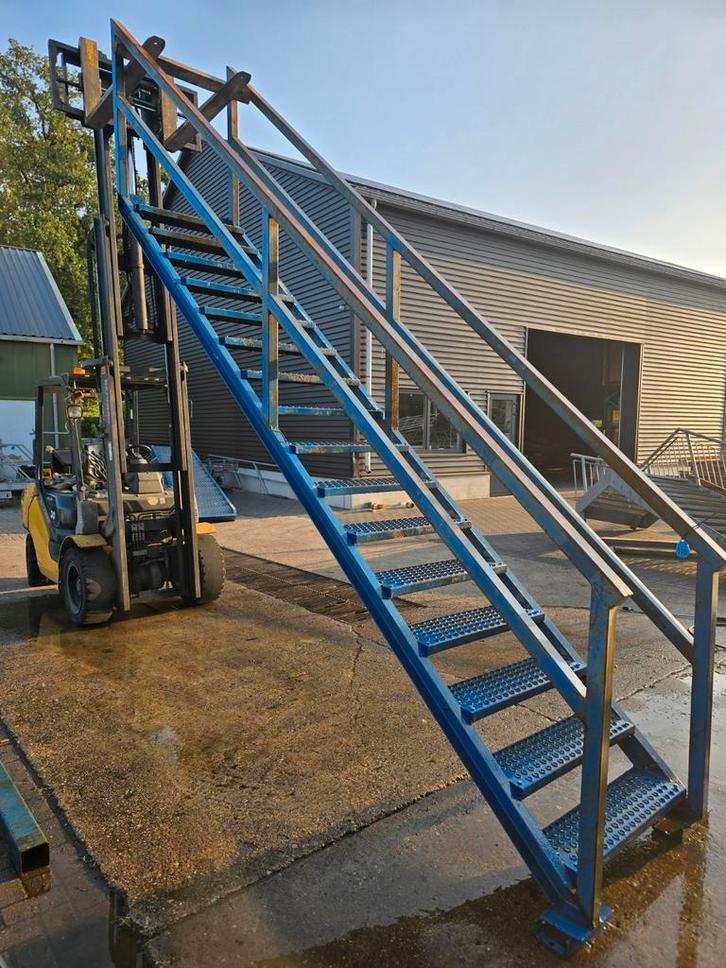 Stalen trapblauw hoog 3.2mtr. Nob110, Doe-het-zelf en Verbouw, Ladders en Trappen, Zo goed als nieuw, Ophalen