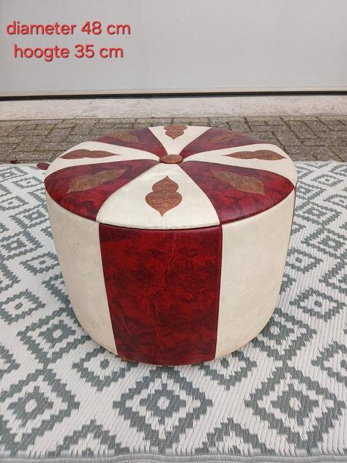 Vintage jaren 70 poef, skai met Marrakech style decor., Huis en Inrichting, Banken | Voetenbanken en Poefen, Zo goed als nieuw