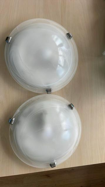 Twee plafondlampen beschikbaar voor biedingen