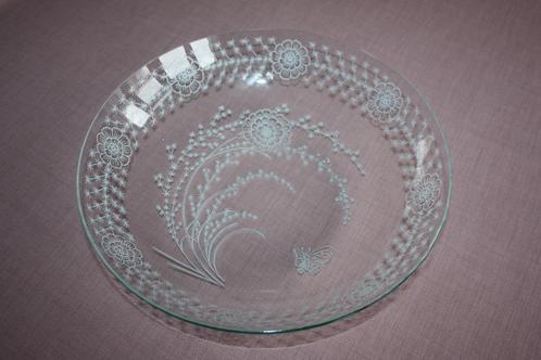 Puntgave dunne glazen schaal met bloementak en vlinder, Antiek en Kunst, Curiosa en Brocante, Ophalen of Verzenden