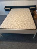 Tweepersoonsbed met nachtkastjes, tafel en stoelen, Ophalen, Gebruikt, Wit, Tweepersoons