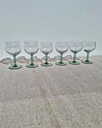 Vintage witte en rode wijnglazen groene blauwe voet zomers, Verzamelen, Glas en Borrelglaasjes, Overige typen, Ophalen of Verzenden