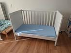 Sundvik ledikant baby-peuter, Kinderen en Baby's, Kinderkamer | Bedden, Ophalen, Zo goed als nieuw, Minder dan 140 cm, Minder dan 70 cm