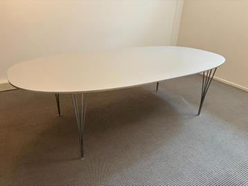 Fritz Hansen Superellipse Diningtable B614 beschikbaar voor biedingen