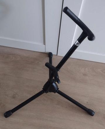 Standaard voor tenorsaxofoon beschikbaar voor biedingen