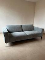 Prominent bank - licht grijs, Huis en Inrichting, Banken | Sofa's en Chaises Longues, Ophalen, Tweepersoons, 75 tot 100 cm, Zo goed als nieuw