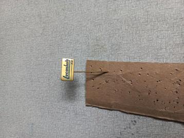 Metalen speldje van "Lucashuis n.v. beschikbaar voor biedingen