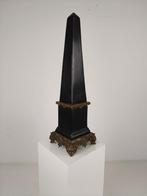 Zwarte Porseleinen Obelisk met Bronzen Ornamenten – 20e Eeuw, Antiek en Kunst, Antiek | Porselein, Ophalen