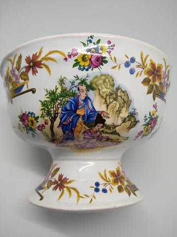 Oude Japanse porseleinen Kom op Voet beschikbaar voor biedingen