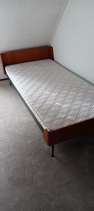 Goed LEDIKANT + (nieuw) MATRAS beschikbaar voor biedingen