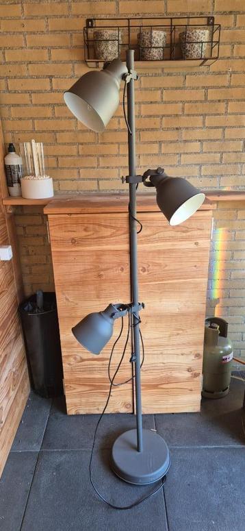 Industriële Sta Lamp Met 3 Lampen beschikbaar voor biedingen