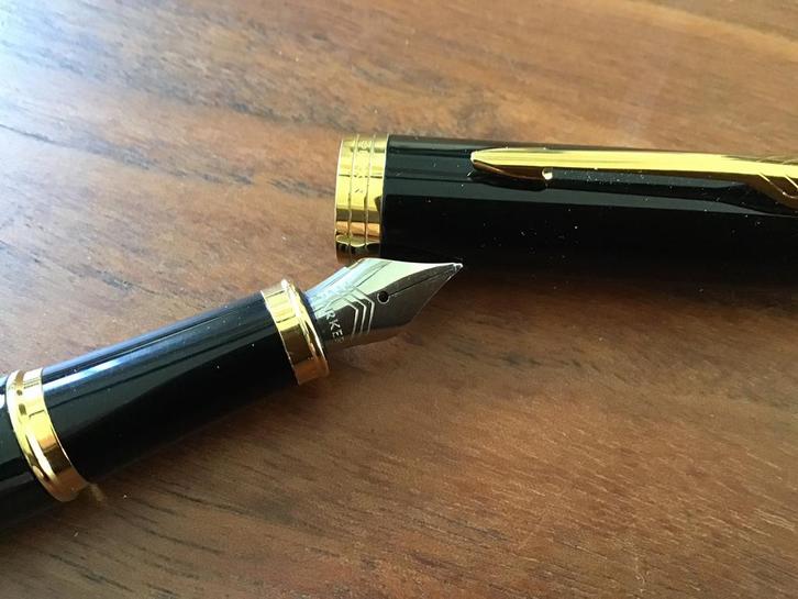 PARKER VULPEN, HIGH GLOSS BLACK, GOLD TRIM, F-NIB, NEAR NEW, Verzamelen, Pennenverzamelingen, Zo goed als nieuw, Vulpen, Parker