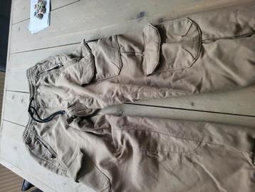 2 cargo broeken bruin en zwart Bershka maat xs beschikbaar voor biedingen