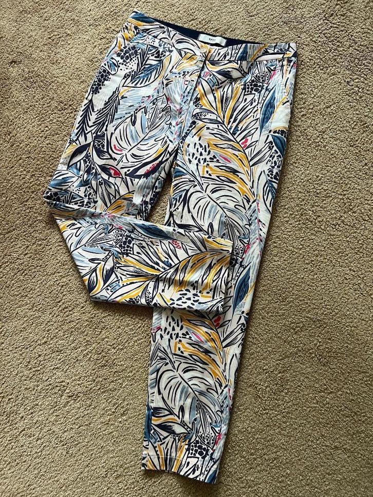 Brax broek, 7/8 lengte, chino, beige met blauw en geel, mt38, Kleding | Dames, Broeken en Pantalons, Zo goed als nieuw, Maat 38/40 (M)