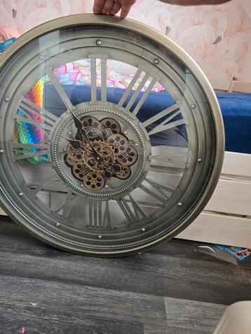 Grote Decoratieve Wandklok met Tandwielen (die kapot zijn) beschikbaar voor biedingen