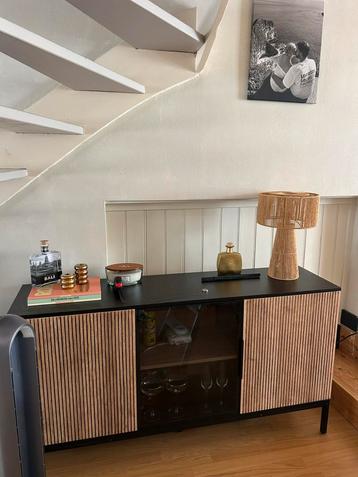 Zwarte Dressior met houten latjes en smoke glas