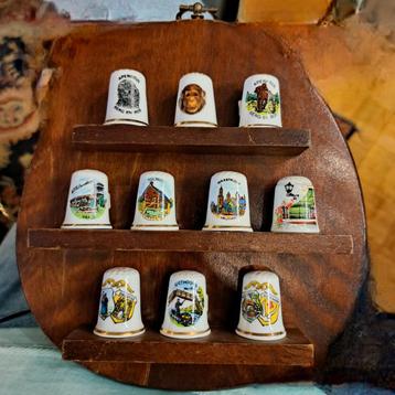 Houten vingerhoed rekje met 10 porseleinen vingerhoedjes  beschikbaar voor biedingen