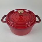 Staub cocotte 20cm in kersenrood, Huis en Inrichting, Keuken | Potten en Pannen, Ophalen, Gietijzer, Nieuw, Keramische plaat