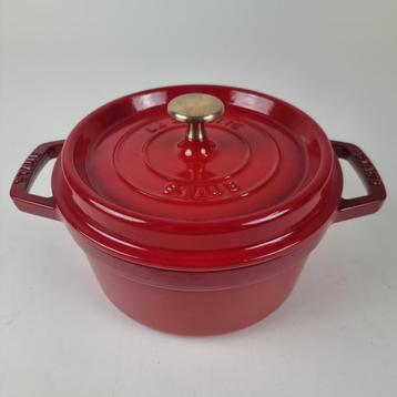 Staub cocotte 20cm in kersenrood beschikbaar voor biedingen
