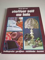 Bezig zijn met Stoffeer zelf uw huis 1975, Gelezen, Ophalen of Verzenden, Yvonne Deutch Sue Simmons, Borduren en Naaien