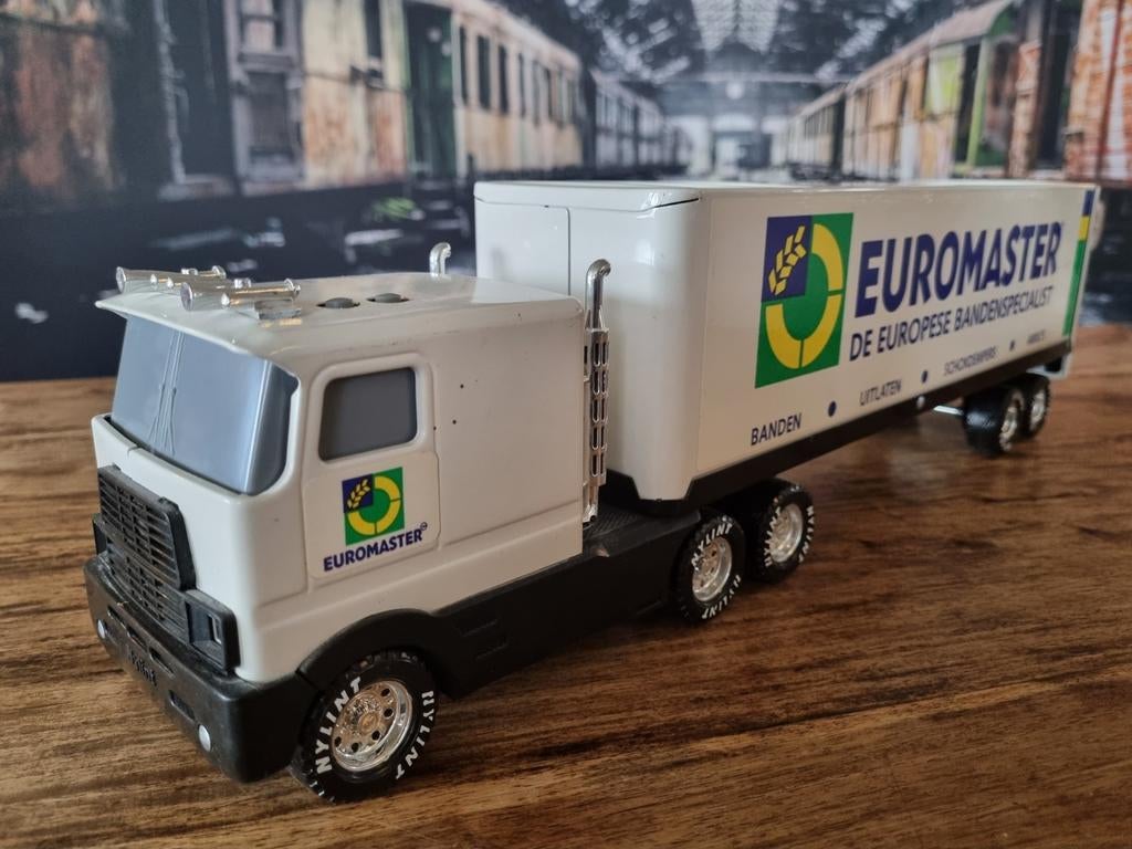 Euromaster vrachtwagen model met oplegger, Overige merken, Gebruikt, 1:32 tot 1:50, Ophalen of Verzenden
