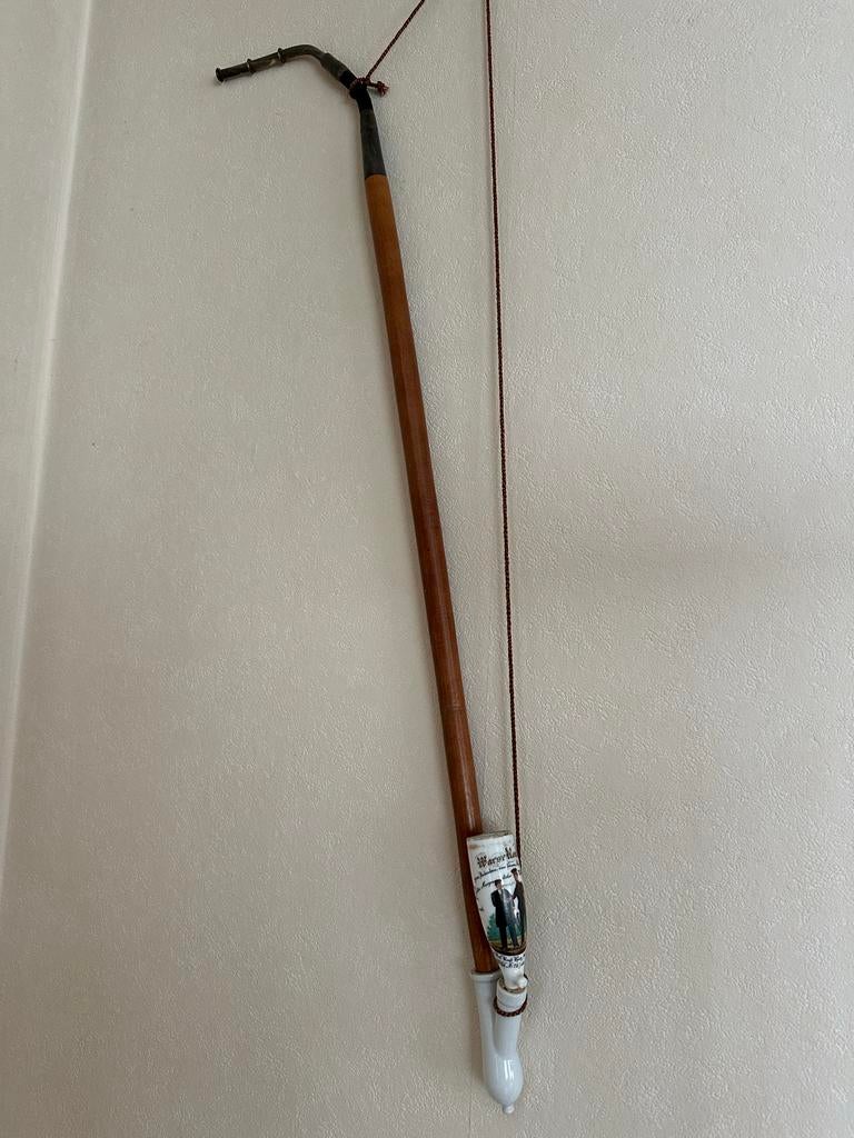 Decoratieve pijp met houten steel en afbeelding, Ophalen