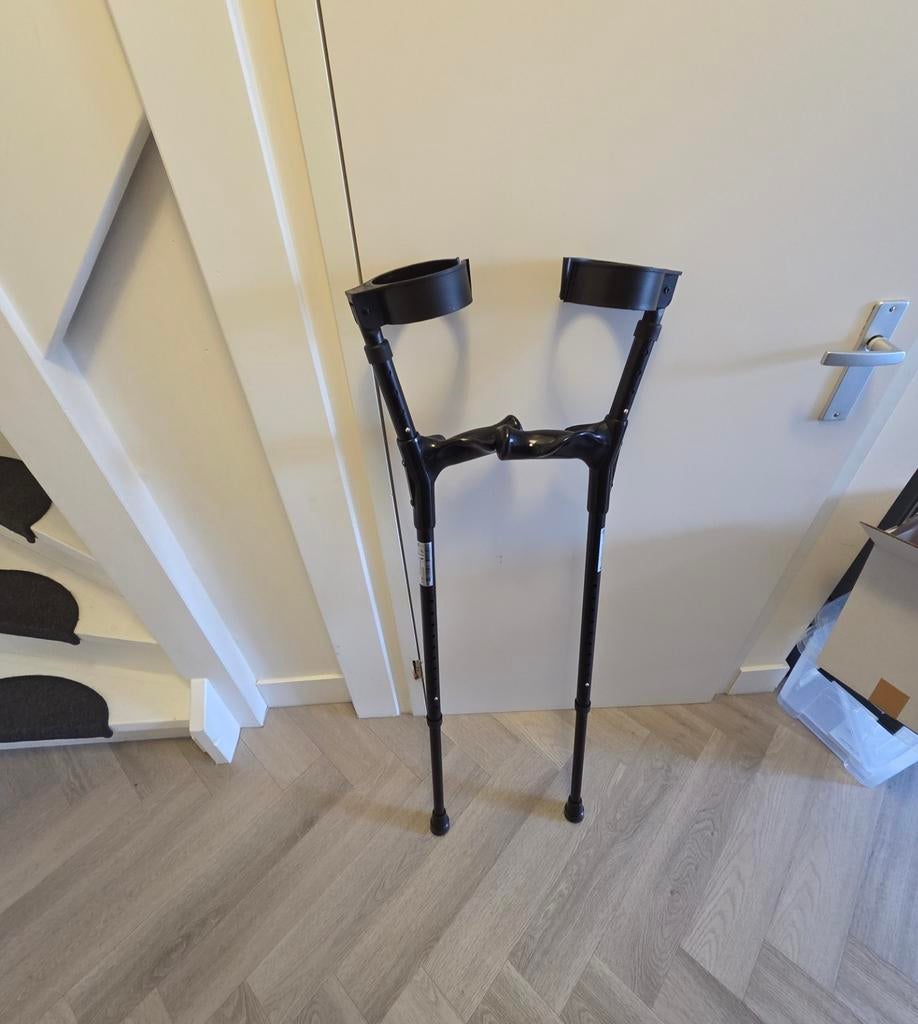 Krukken met speciale handvatten, zwart en zo goed als nieuw, Diversen, Loopkrukken, Ophalen, Zo goed als nieuw