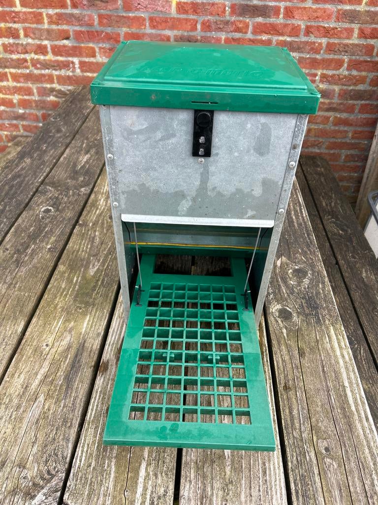 Feedomatic 5kg kippenvoerbak, Dieren en Toebehoren, Pluimvee | Toebehoren, Ophalen, Zo goed als nieuw, Drinken en Voederen
