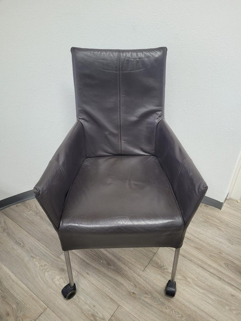 Donkerbruine leren stoelen met wieltjes | 8 stuks, Huis en Inrichting, Stoelen, Gebruikt, Bruin, Leer, Ophalen of Verzenden