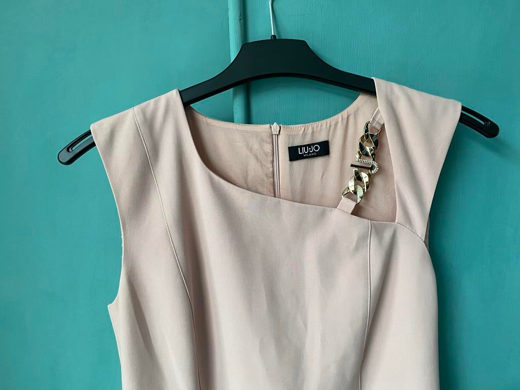 Liu Jo jurk met kettingdetail, Kleding | Dames, Jurken, Beige, Ophalen of Verzenden, Zo goed als nieuw, Knielengte