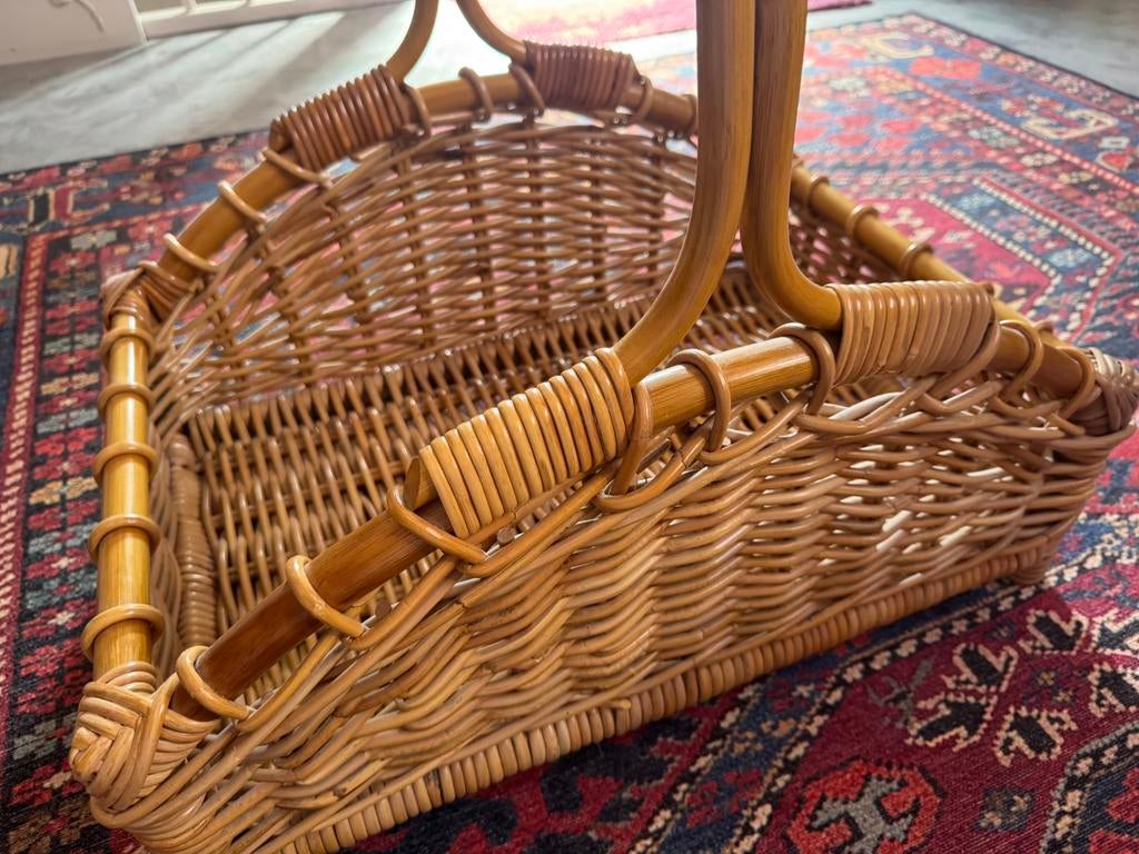 Rotan (boeken) mand van stevige kwaliteit, Ophalen, Zo goed als nieuw