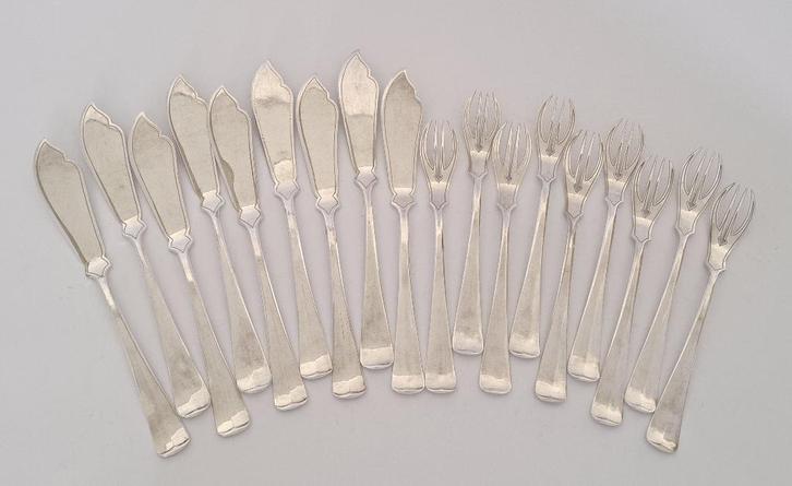 Verzilverd visbestek motief Haags Lofje 9-persoons, Huis en Inrichting, Keuken | Bestek, Gebruikt, Los bestek, Overige materialen