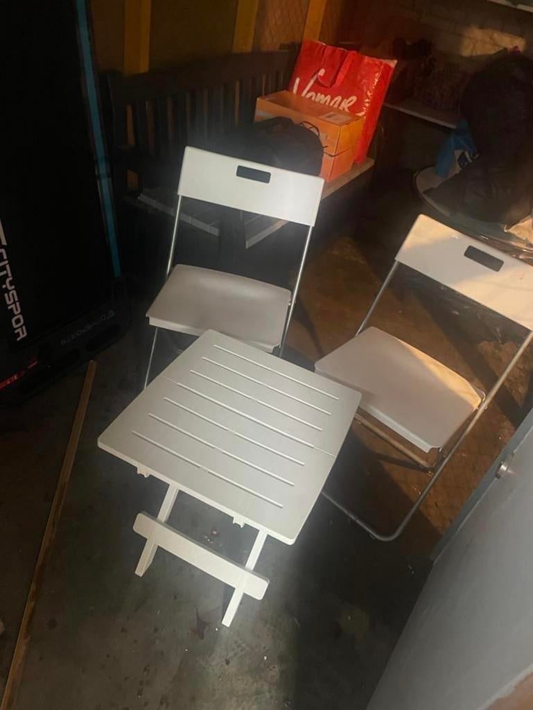 2 witte klapstoelen en 1 klaptafel, Kunststof, Gebruikt, Stoel, Tuinset
