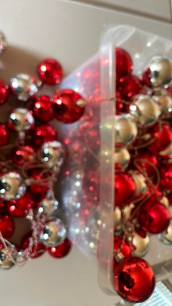 Kerst Ballen rood en zilver ,2000 stuks ?, Ophalen of Verzenden, Zo goed als nieuw