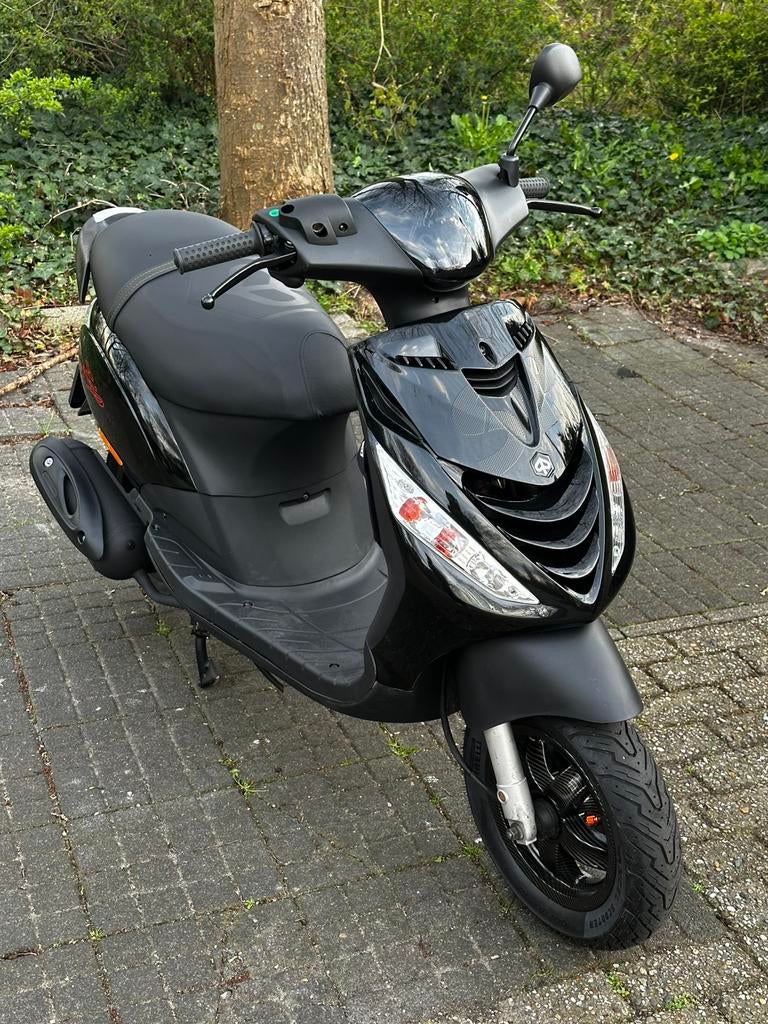 Piaggio zip brom 2017, Fietsen en Brommers, Scooters | Piaggio, Zo goed als nieuw, Zip, Maximaal 45 km/u, Benzine, Ophalen