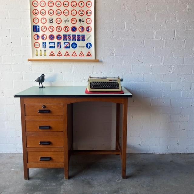 Retro vintage mid-century (school) bureau, Huis en Inrichting, Bureaus, Gebruikt, Schoolbureau, Vintage, Hout, Bruin, Met lades