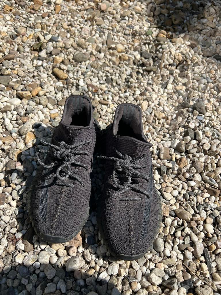 Yeezy Boost 350 V2 Zwart - Maat 41,5, Kleding | Heren, Schoenen, Ophalen of Verzenden, Gedragen, Zwart, Sneakers of Gympen