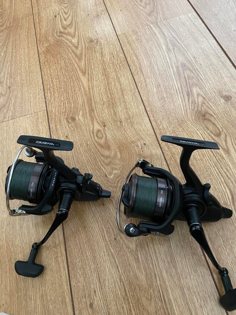Tekoop twee Daiwa Cast’izm BR 25A, Watersport en Boten, Hengelsport | Karpervissen, Ophalen, Zo goed als nieuw, Molen