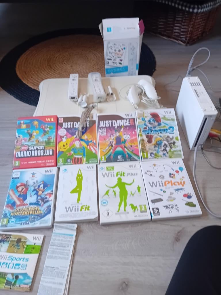 Wii met 7 spellen, 2 controllers en 2 joysticks balance bord, 3 spelers of meer, Ophalen, Vanaf 3 jaar