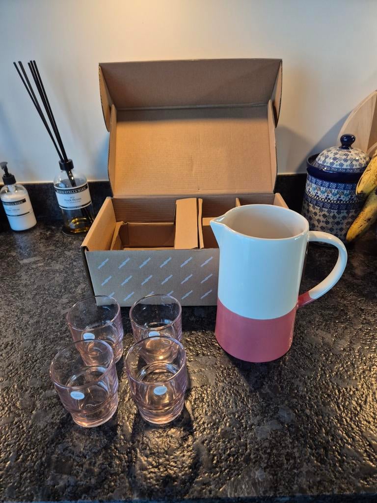 Postcodeloterij Keramieken Karaf met 4 glazen roze NIEUW, Huis en Inrichting, Keuken | Servies, Ophalen, Nieuw, Glas, Overige stijlen